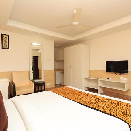 Hotel Broadway Near Delhi Airport Neu-Delhi Exterior foto